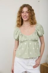 EMBROIDERED DAISY PUFF SLEEVE PLEATED BLOUSE