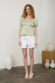 EMBROIDERED DAISY PUFF SLEEVE PLEATED BLOUSE