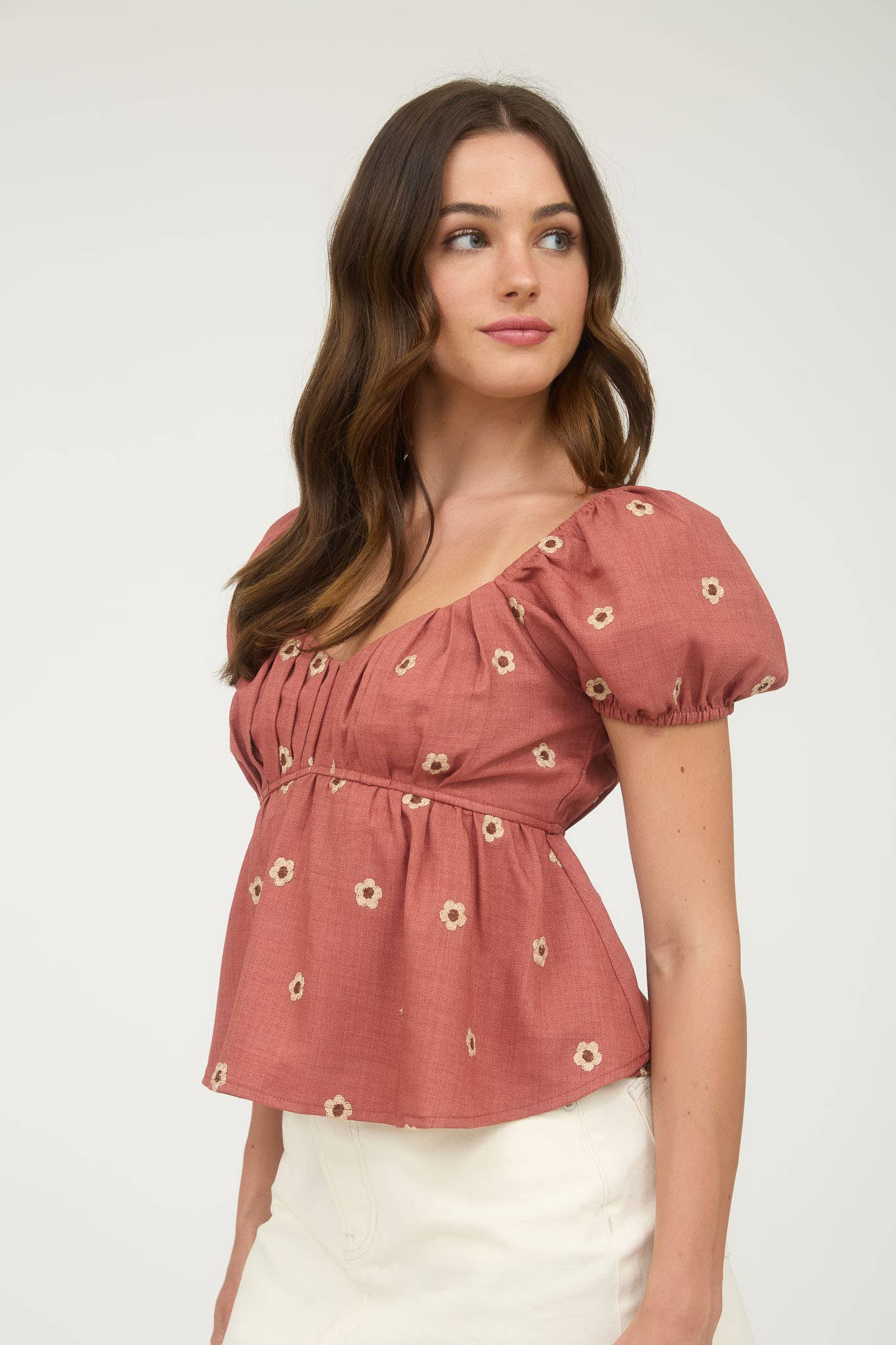 EMBROIDERED DAISY PUFF SLEEVE PLEATED BLOUSE